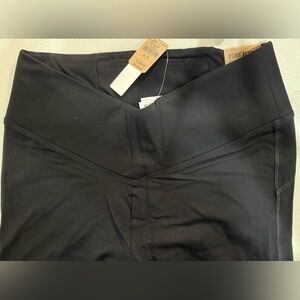 Victoria's Secret v-waist legging, size M in black!